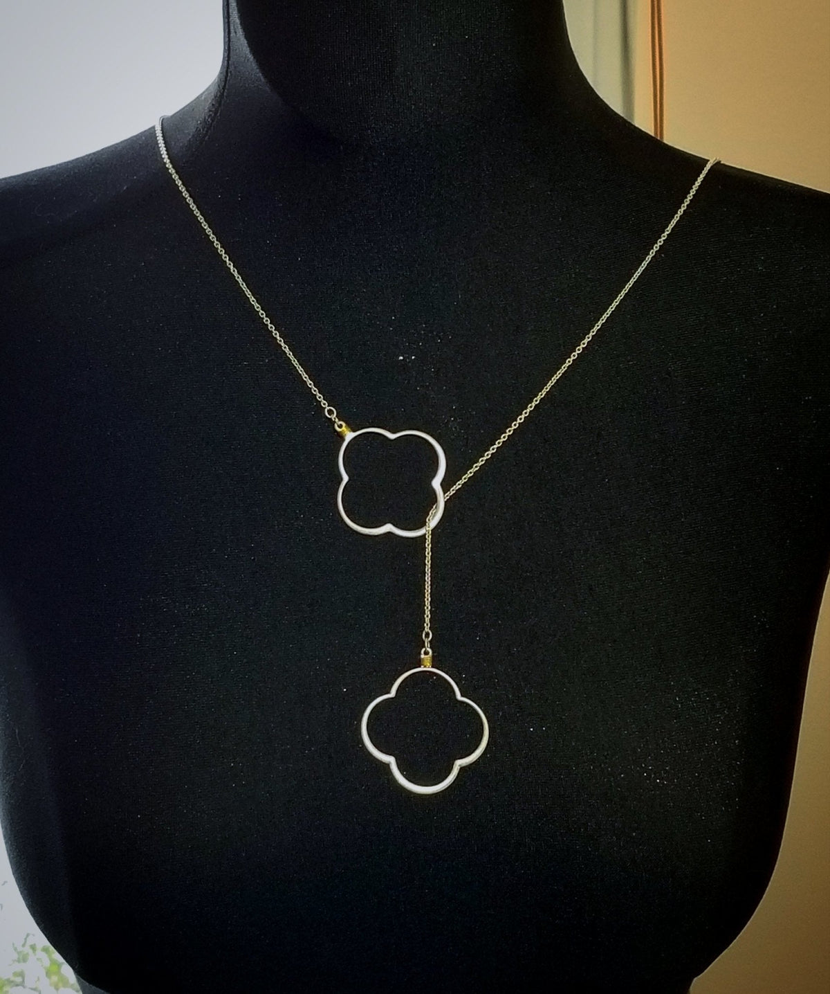 Open Clover Lariat